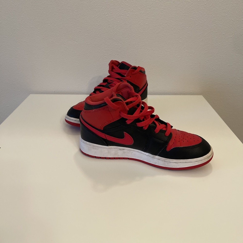 Air Jordan 1 Mid Alternate Bred (2022) DQ8423-060 Black/Red Boys 5Y